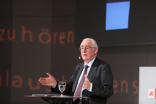 Sir Tony Atkinson im Gespräch mit Rosa Lyon