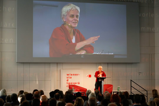 Ulrike Herrmann im Gespräch mit Peter Huemer, Foto: Christian Fischer
