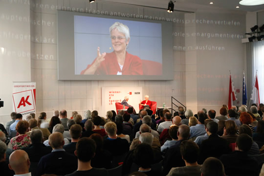 Ulrike Herrmann im Gespräch mit Peter Huemer, Foto: Christian Fischer